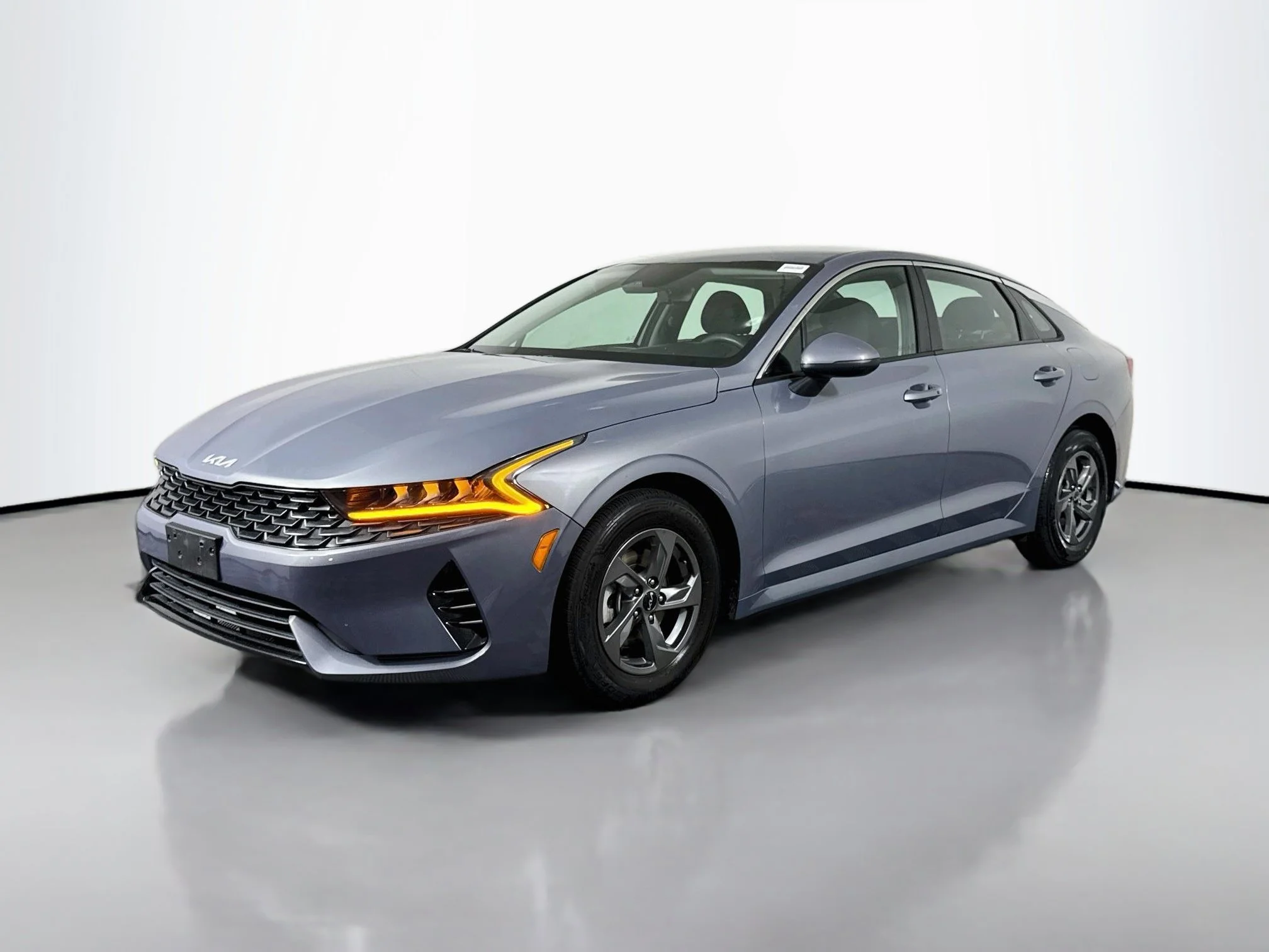 Used 2023 Everlasting Silver Kia LXS image 3