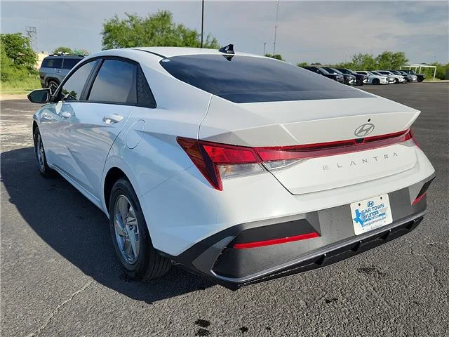 New 2026 Serenity White Pearl Hyundai SE image 3