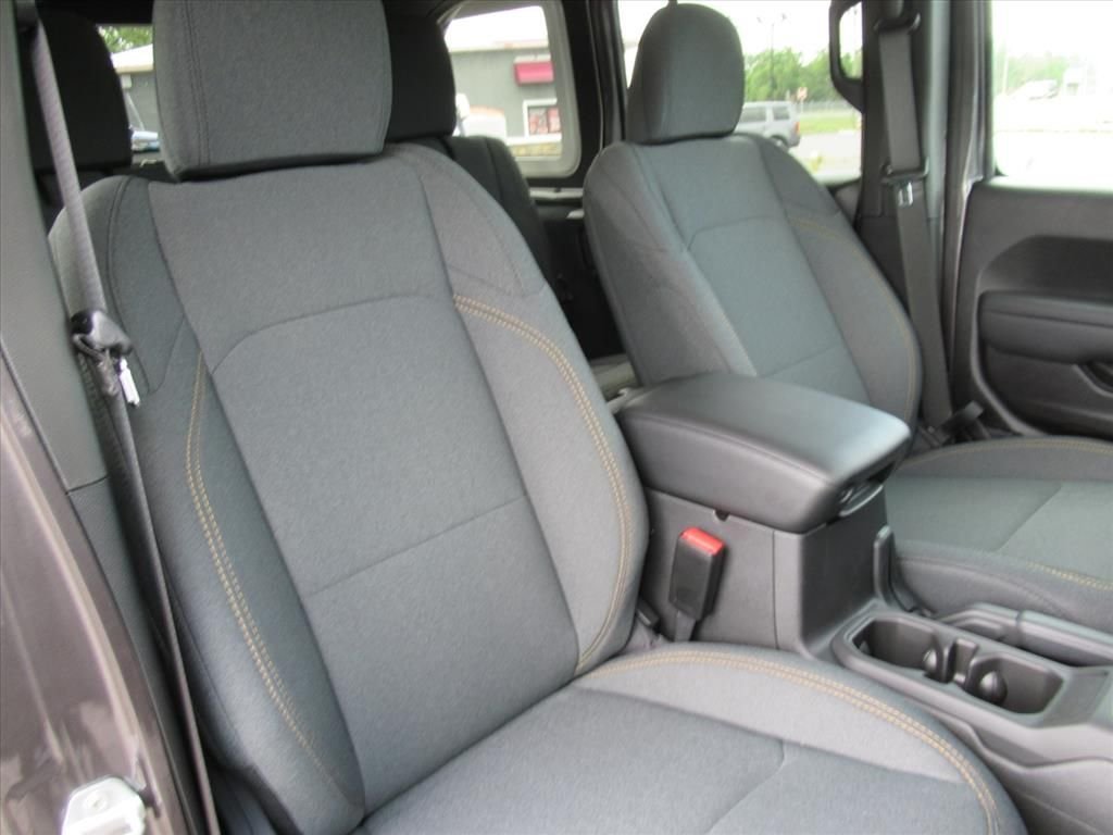 New 2026 Granite Crystal Metallic Clearcoat Jeep Sport S image 9
