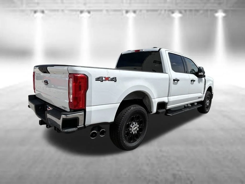 Used 2026 Oxford White Ford XLT image 4