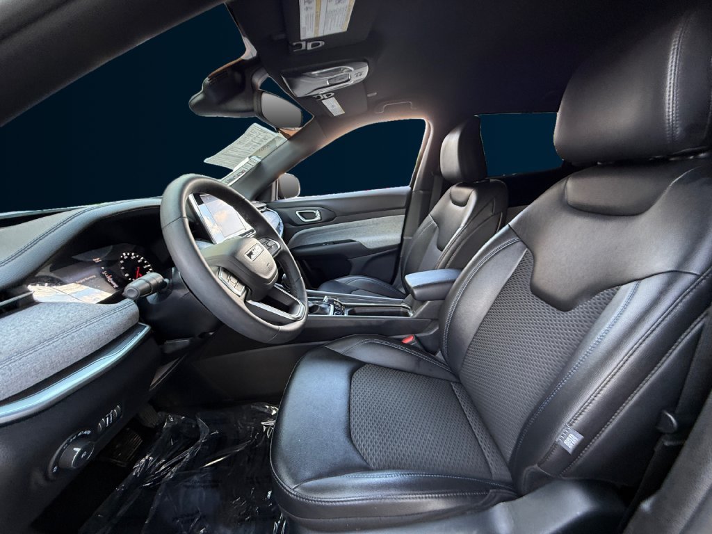 Used 2025 Black Jeep Latitude image 3