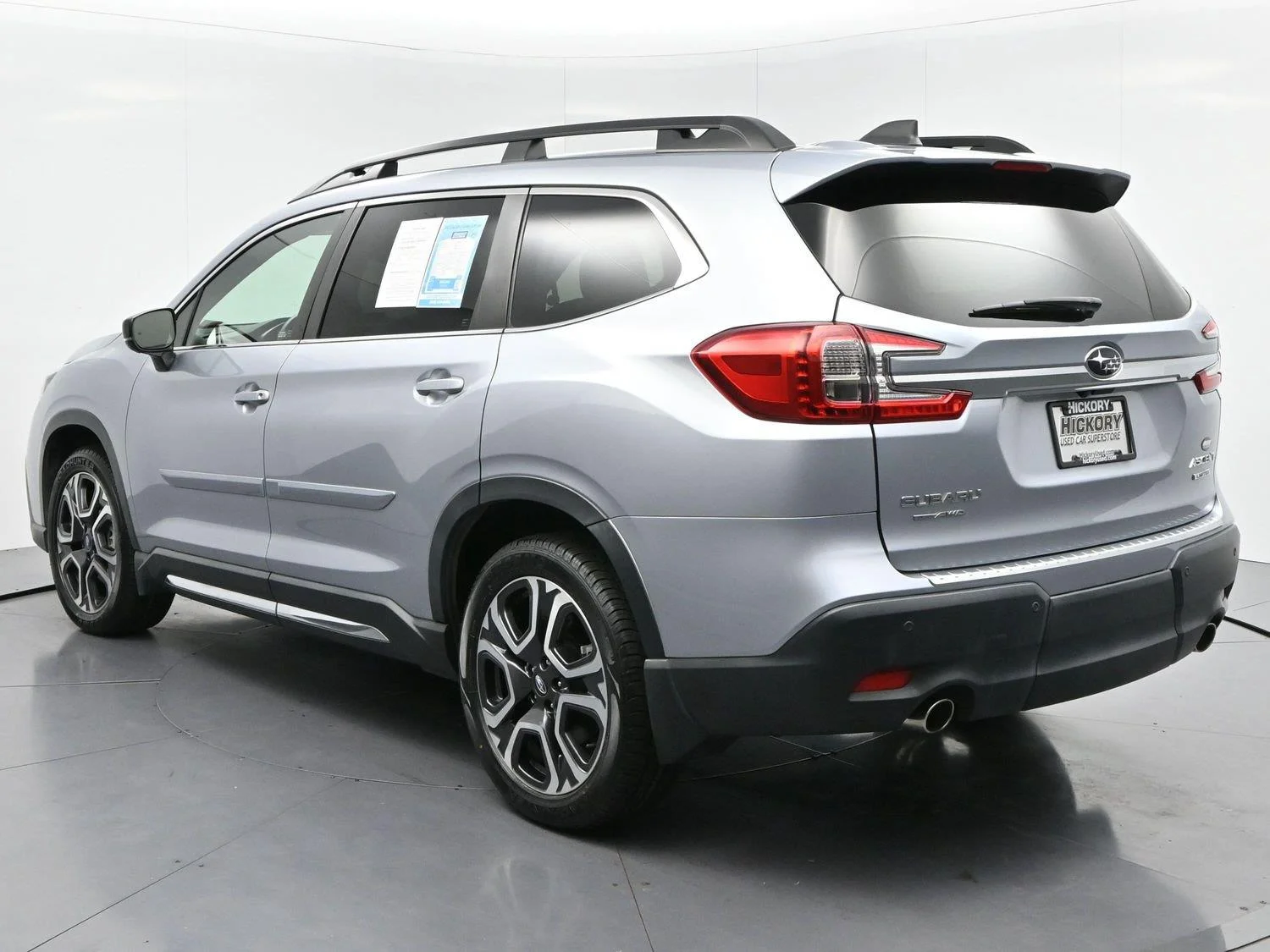 Used 2024 Ice Silver Metallic Subaru Limited image 5