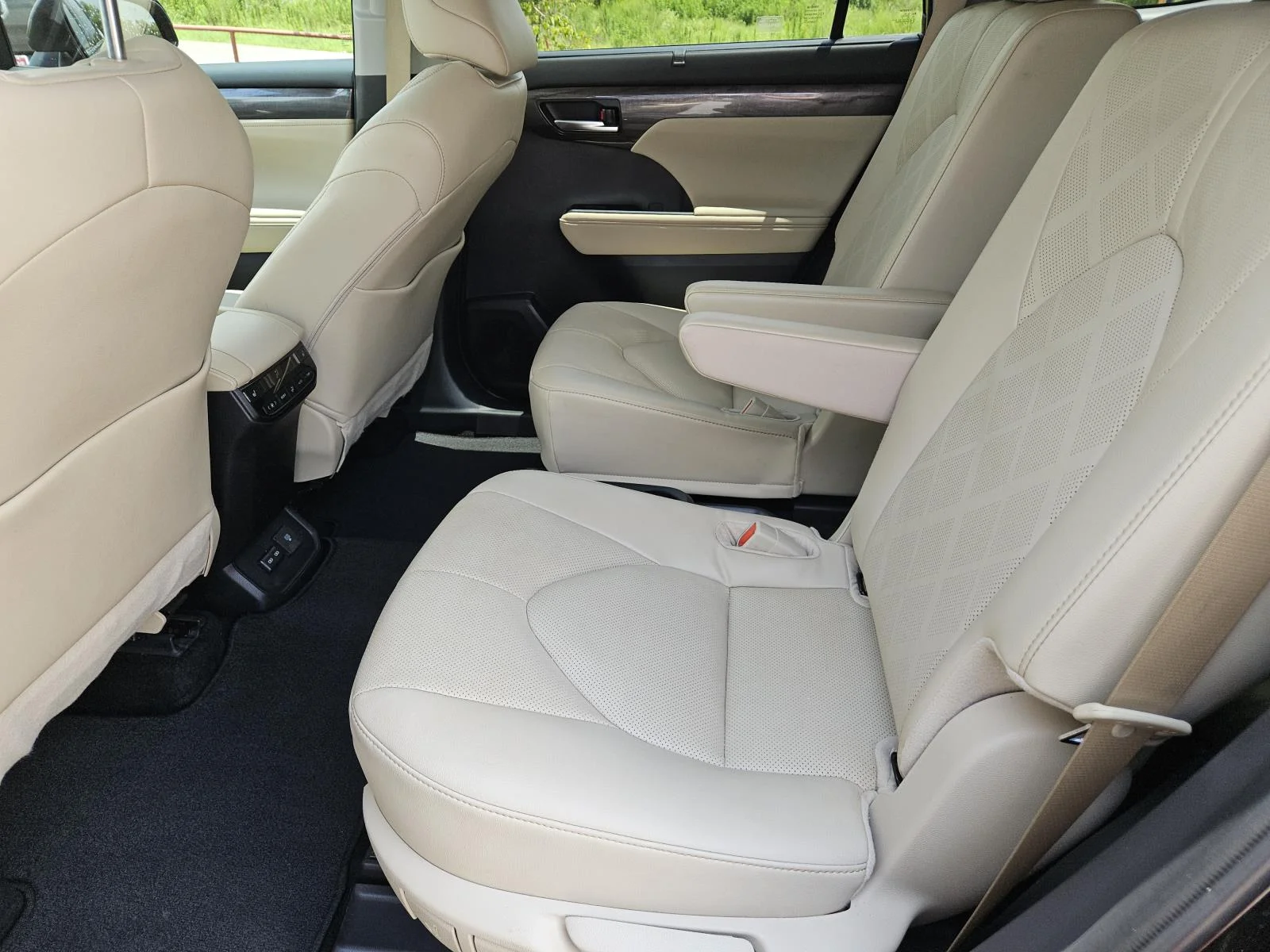 Used 2024 Black Toyota Platinum FWD (Natl) image 31