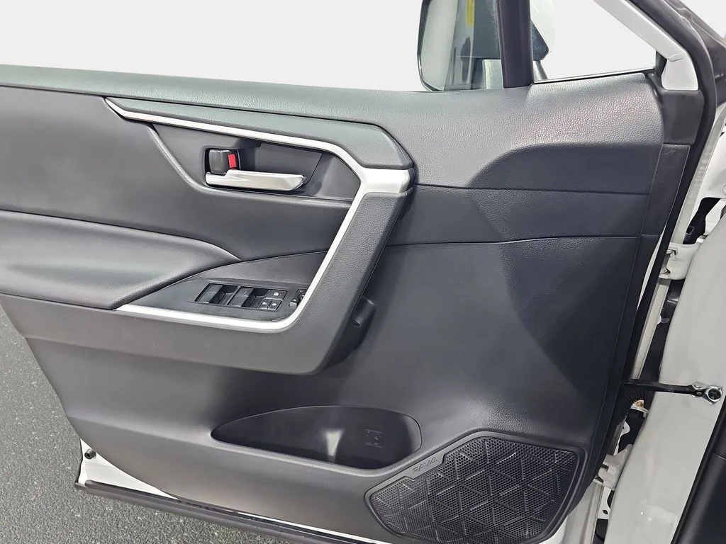 Used 2019 White Toyota XLE image 29