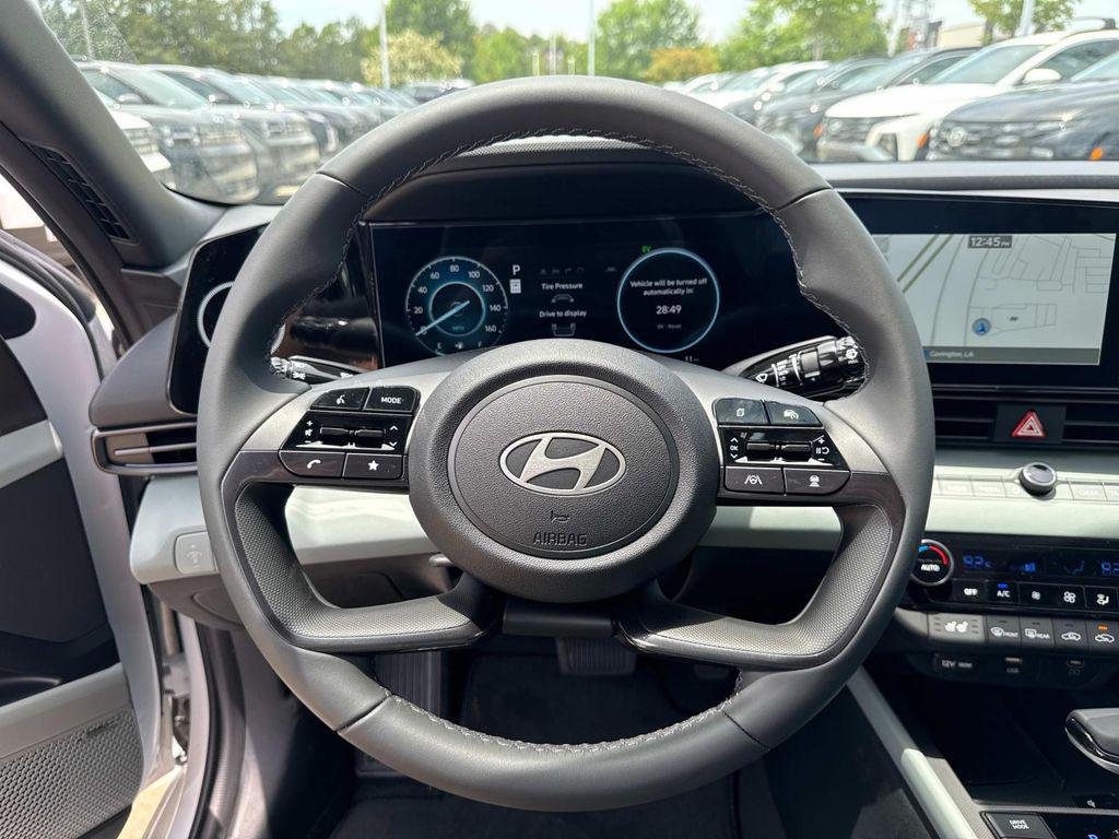 2025 Hyundai Elantra Limited - Photo 10