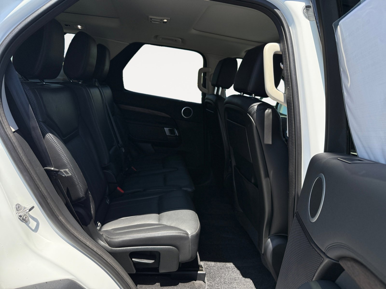 Used 2017 White Land Rover HSE image 18