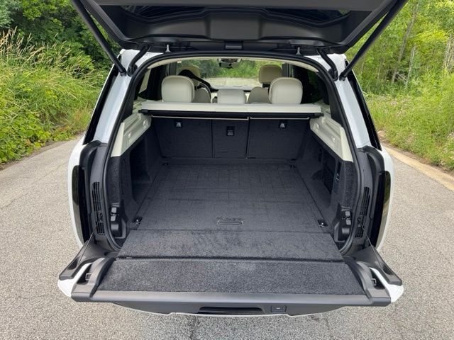 New 2026 Ostuni Pearl White Land Rover SE image 14
