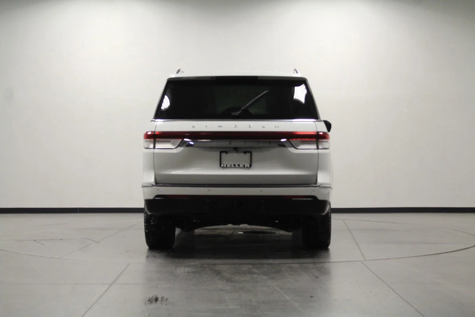 Used 2022 Pristine White Metallic Tri-Coat Lincoln Reserve image 5
