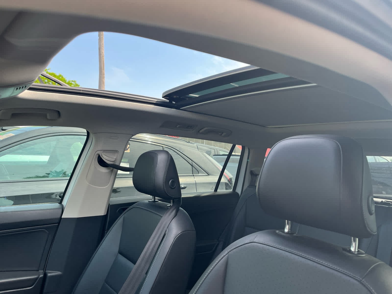 Used 2019 Pure White Volkswagen SE image 3