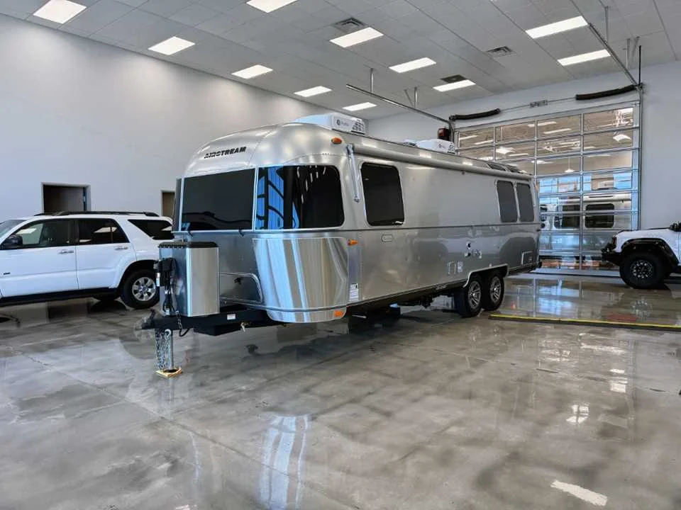 New 2027 SILVER AIRSTREAM  image 3