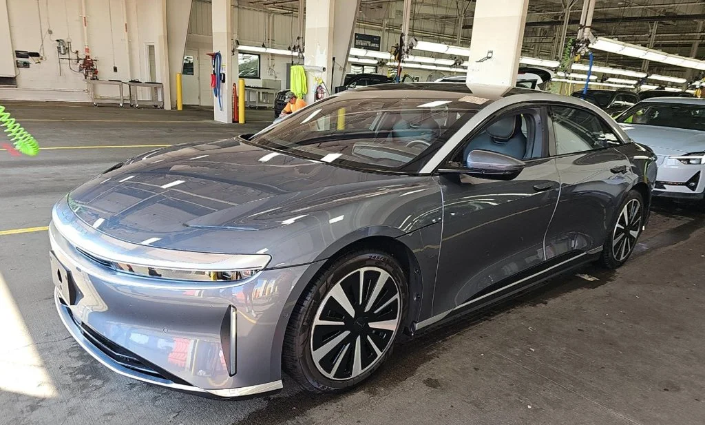 Used 2025  Lucid Touring image 1