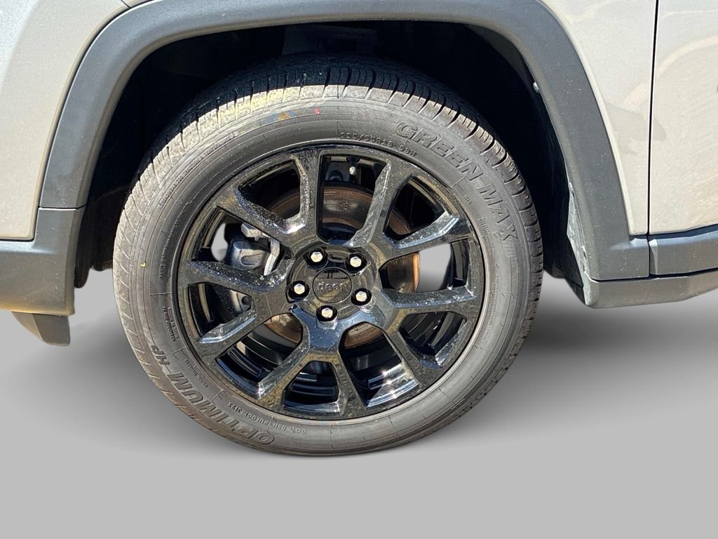 Used 2022 Silver Jeep Latitude image 19