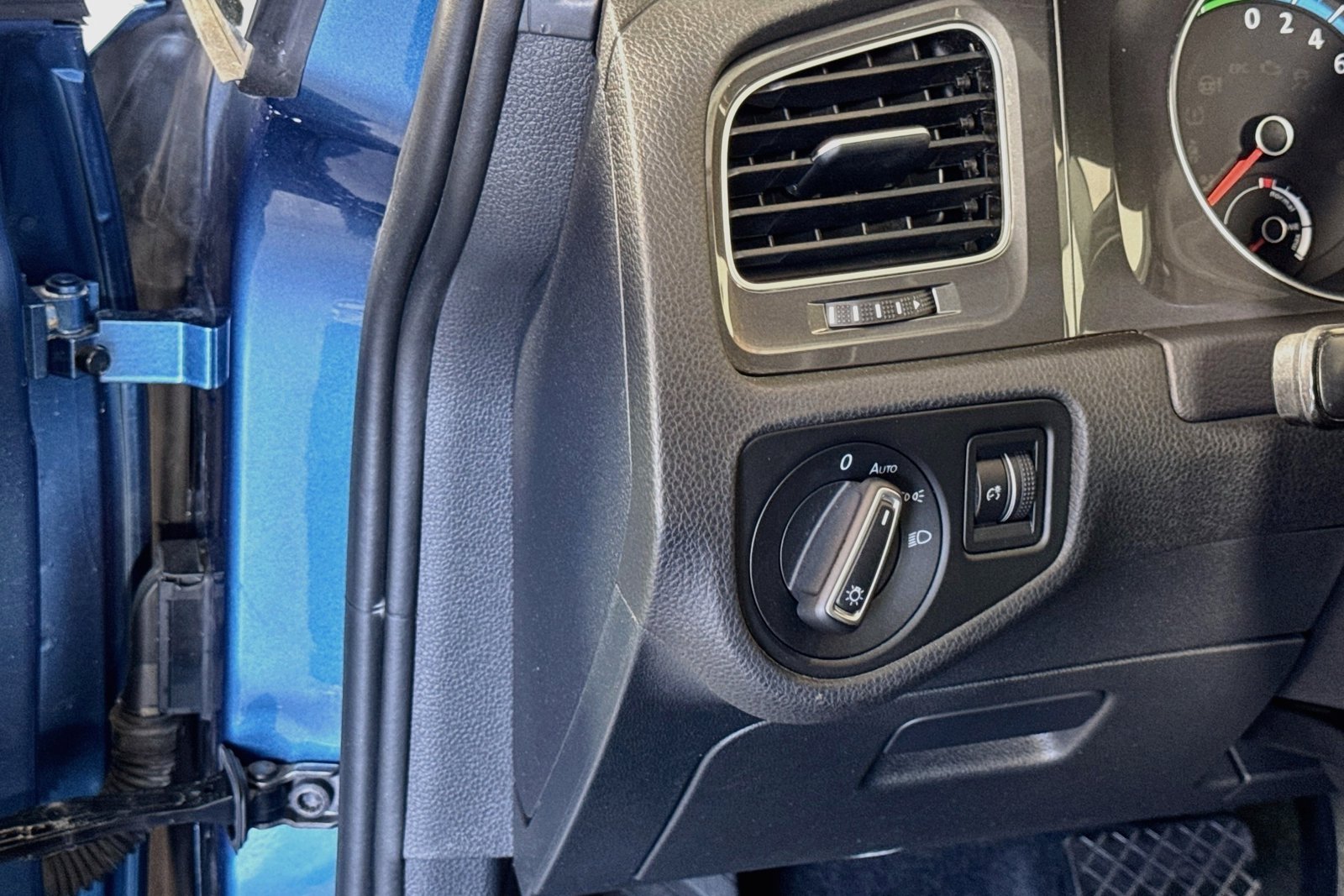 Used 2016 Pacific Blue Volkswagen SEL Premium image 10