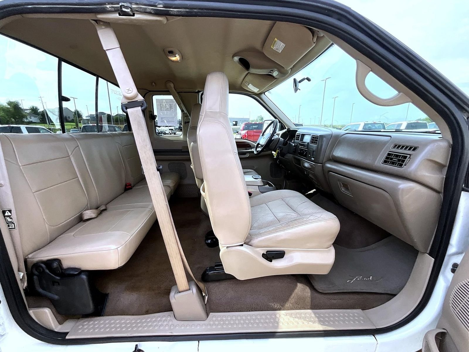 Used 2001 White Ford Lariat image 21