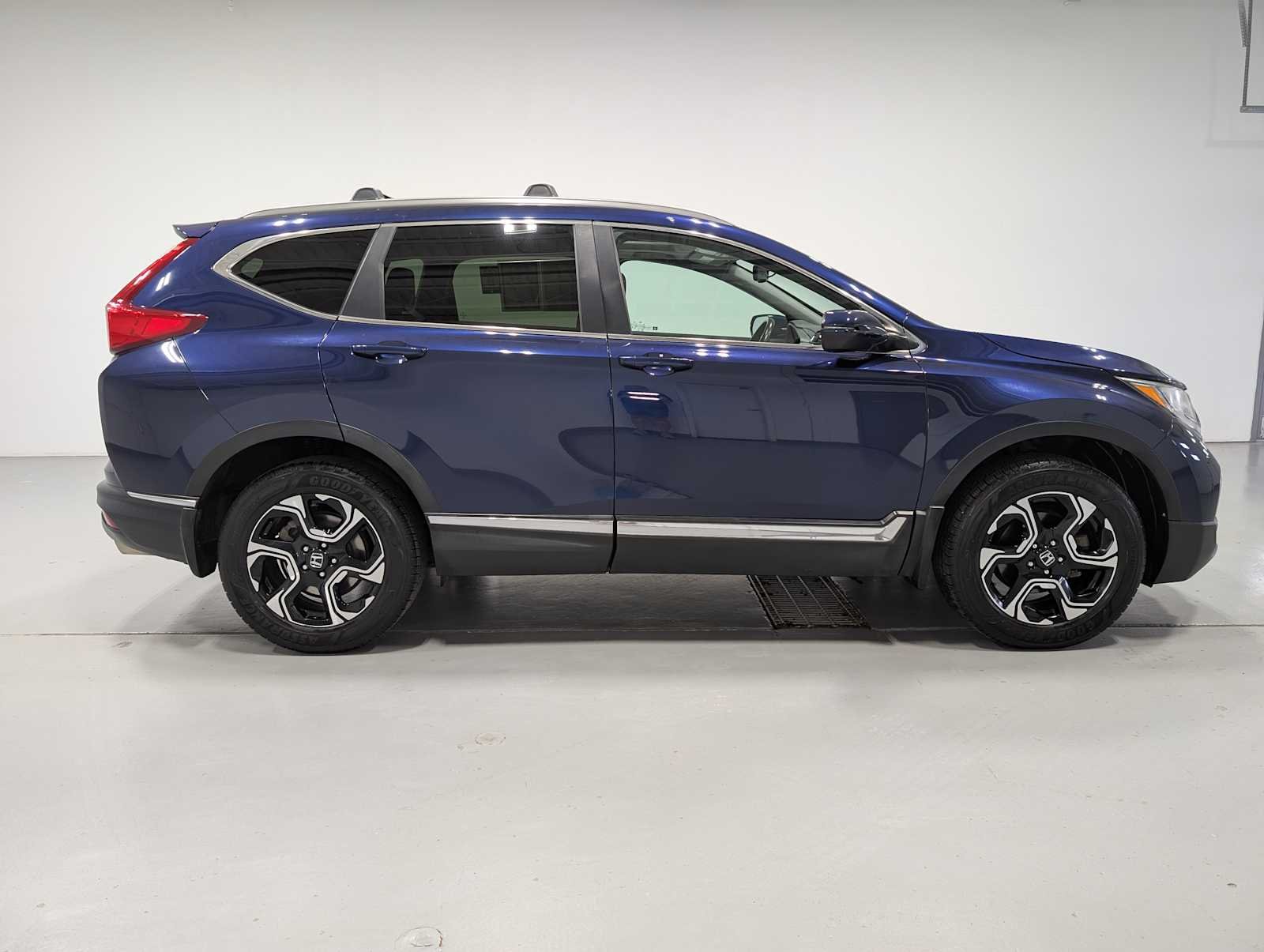 Used 2018 Obsidian Blue Pearl Honda Touring image 7