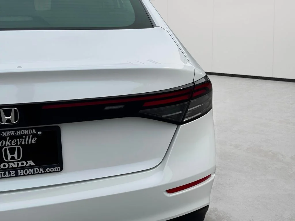Used 2025 Platinum White Pearl Honda SE image 6