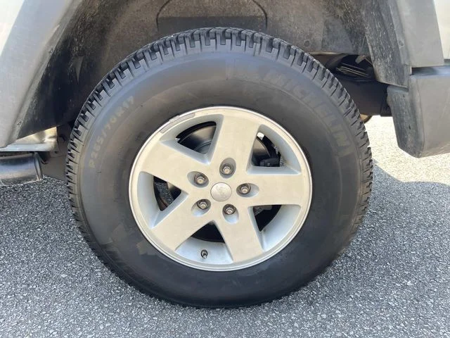 Used 2008 Silver Jeep X image 11
