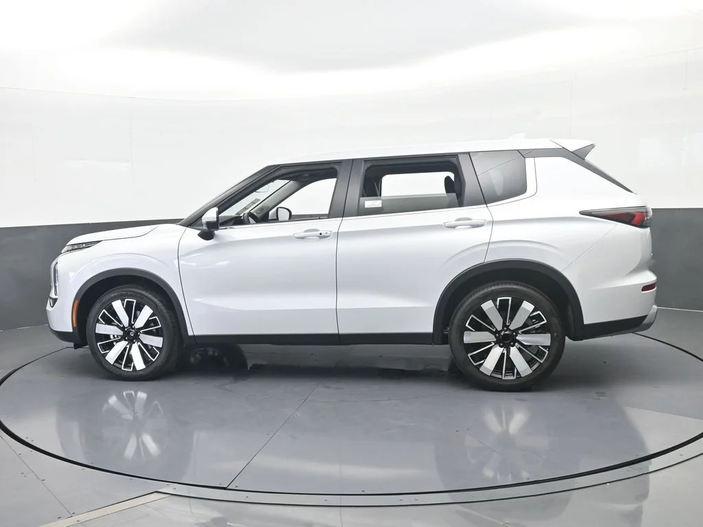 New 2026 Diamond White Mitsubishi SE image 3
