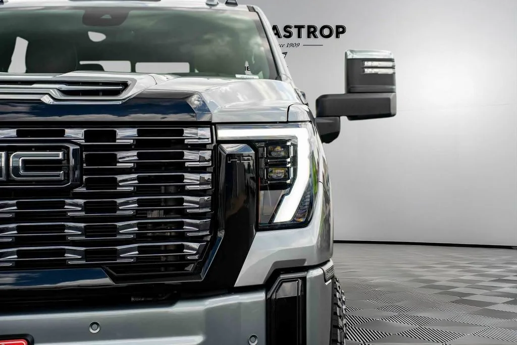Used 2025 Silver GMC Denali Ultimate image 8