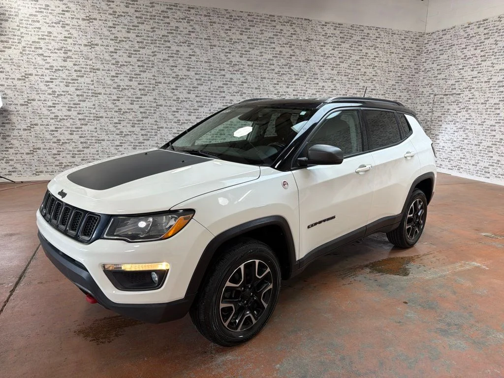 Used 2019 White Clearcoat Jeep Trailhawk image 3