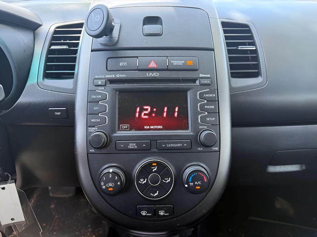 Used 2012 Clear White Kia Plus image 26