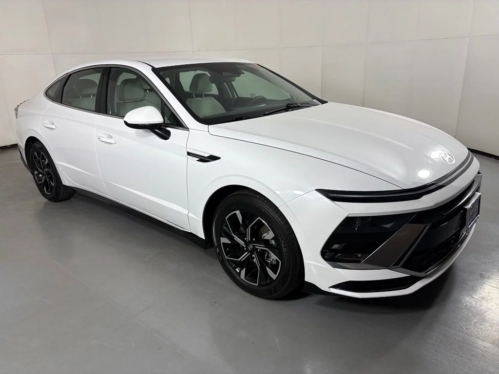 Used 2025 White Hyundai SEL image 2