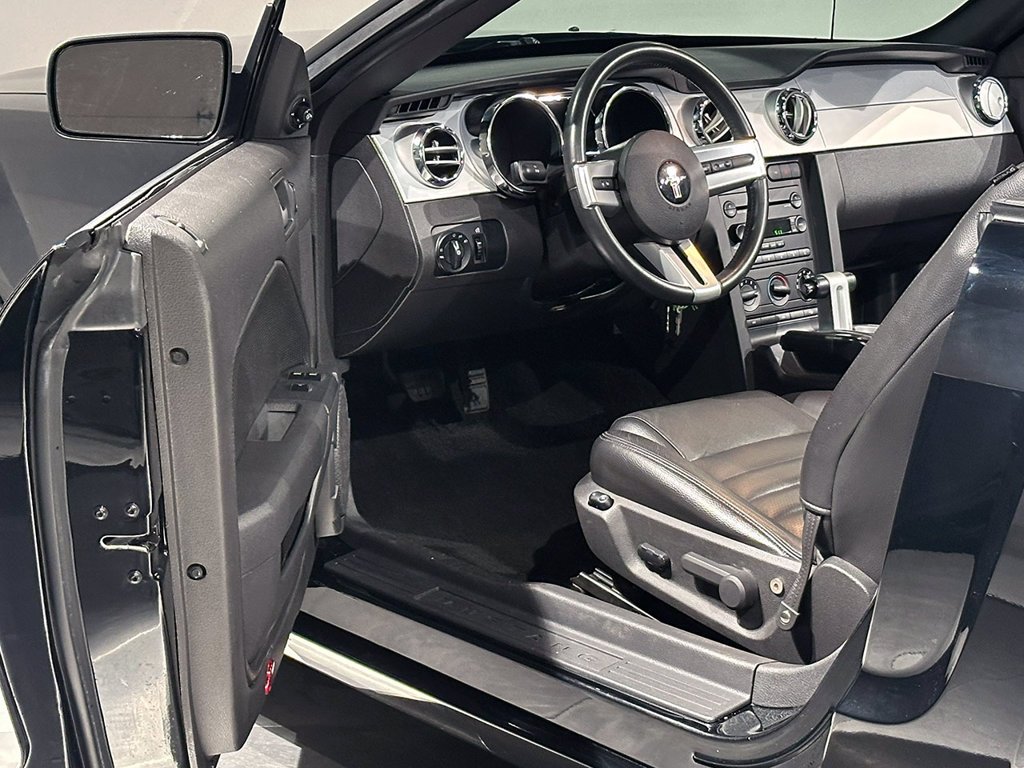 Used 2005 Black Ford  image 45