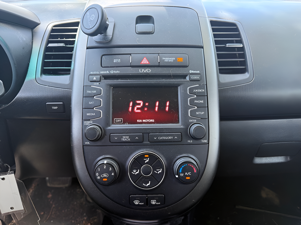 Used 2012 White Kia Plus image 26