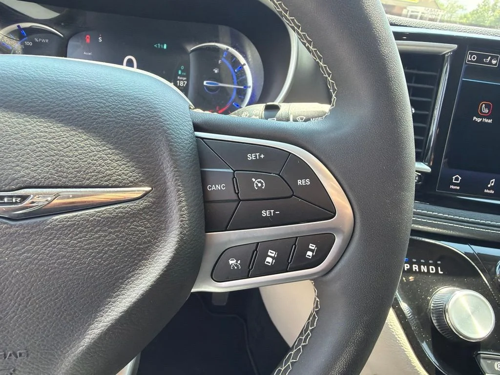 Used 2023 Silver Chrysler Touring L image 10