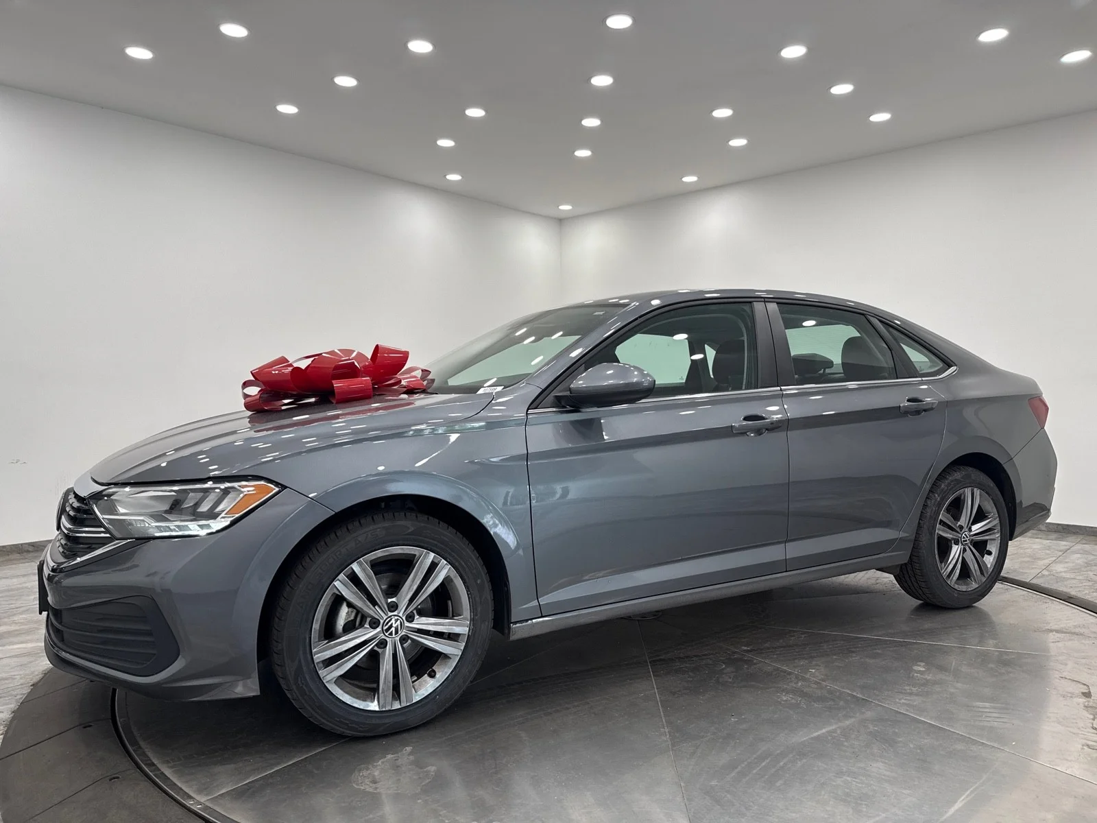 Used 2024 Platinum Gray Metallic Volkswagen SE image 3
