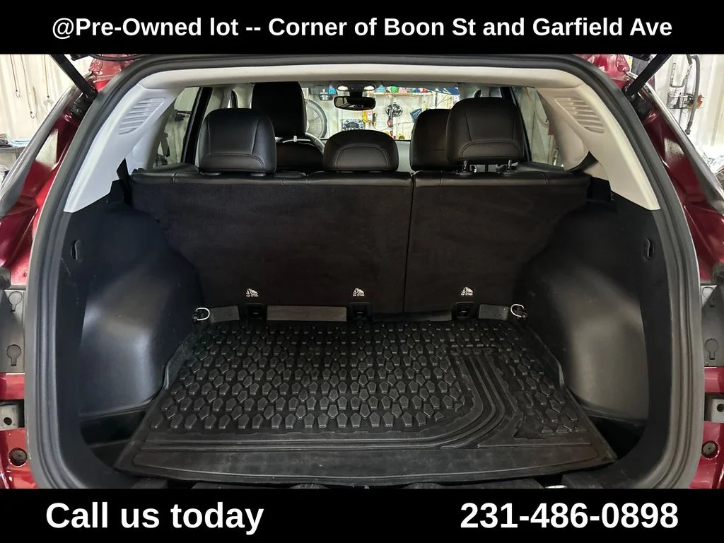 Used 2021 Red Jeep Latitude image 22