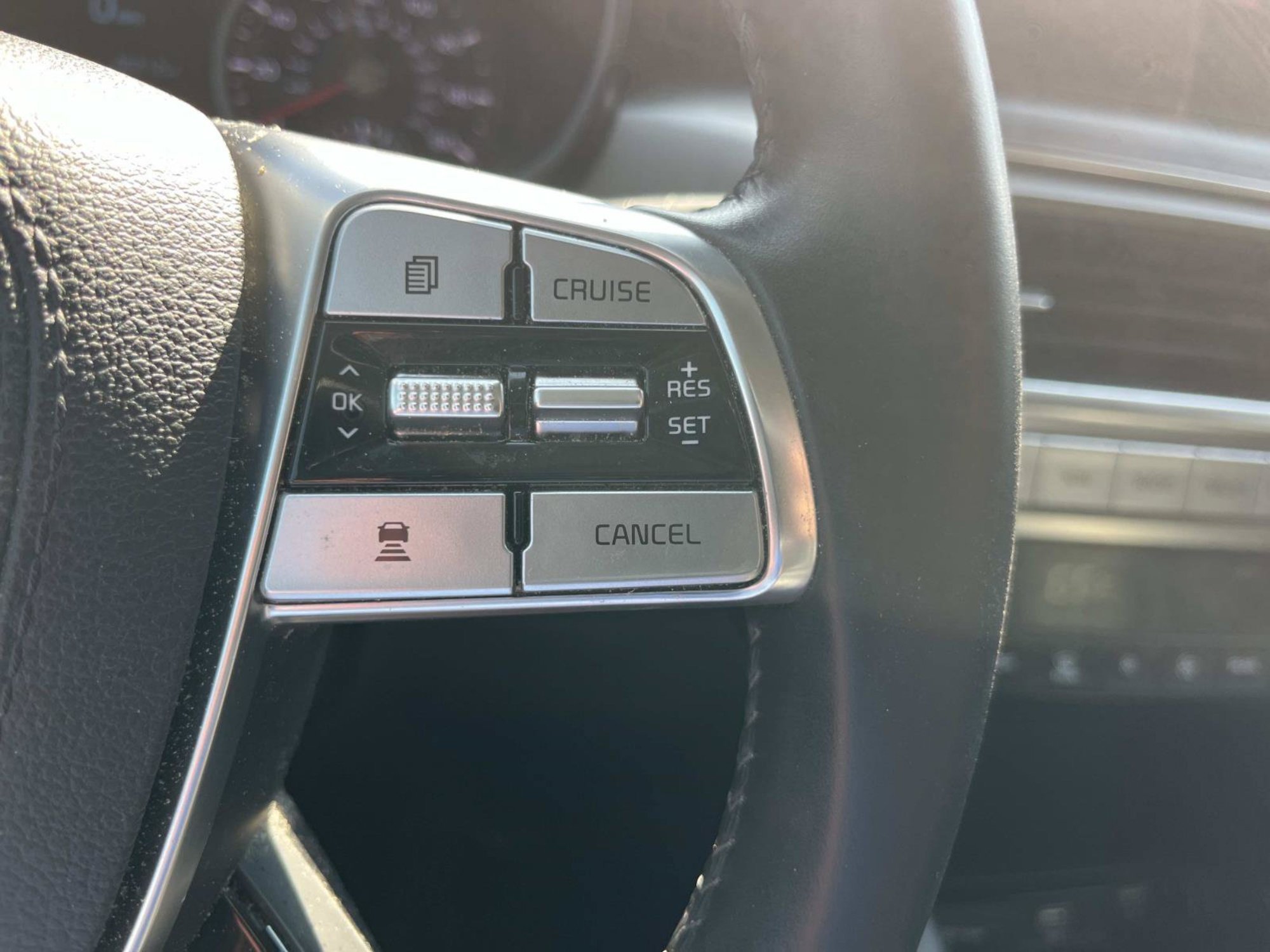 Used 2022 Glacial White Pearl Kia LX image 25