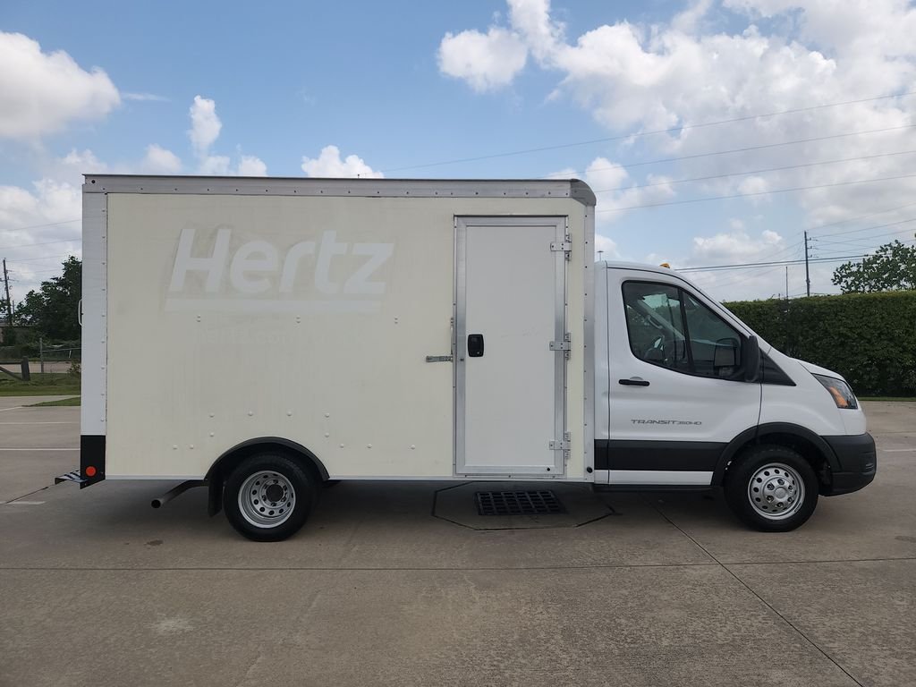 Used 2022 White Ford Box Truck image 4