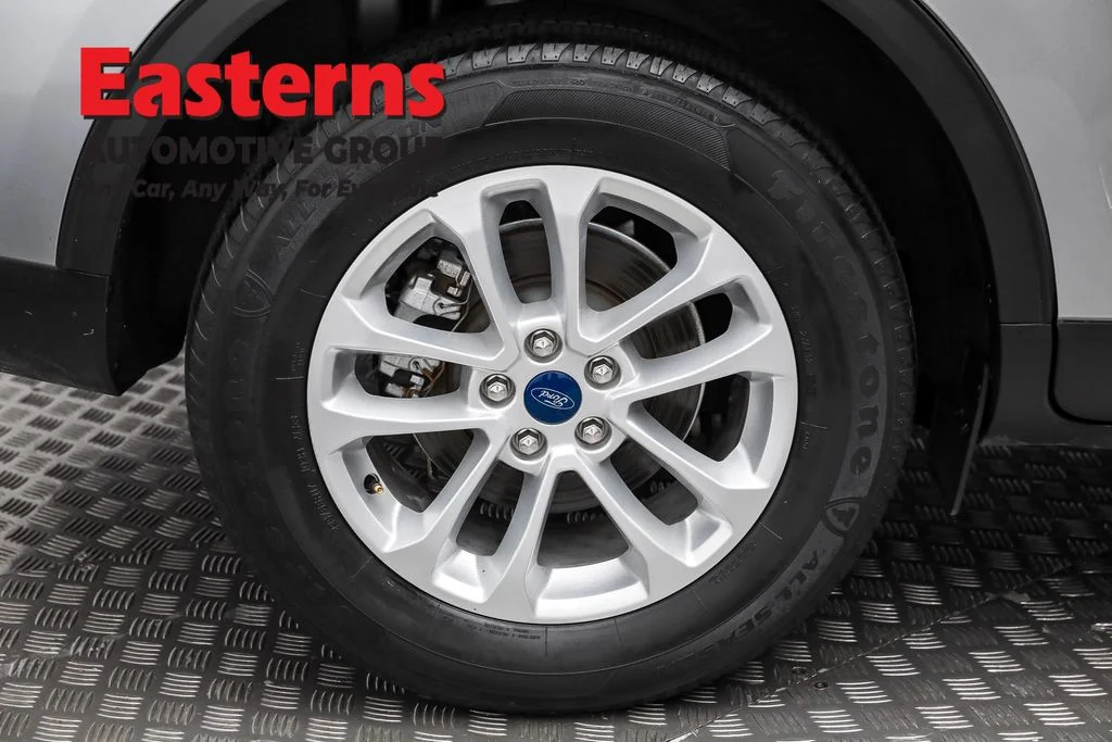 Used 2022 Silver Ford SE image 28
