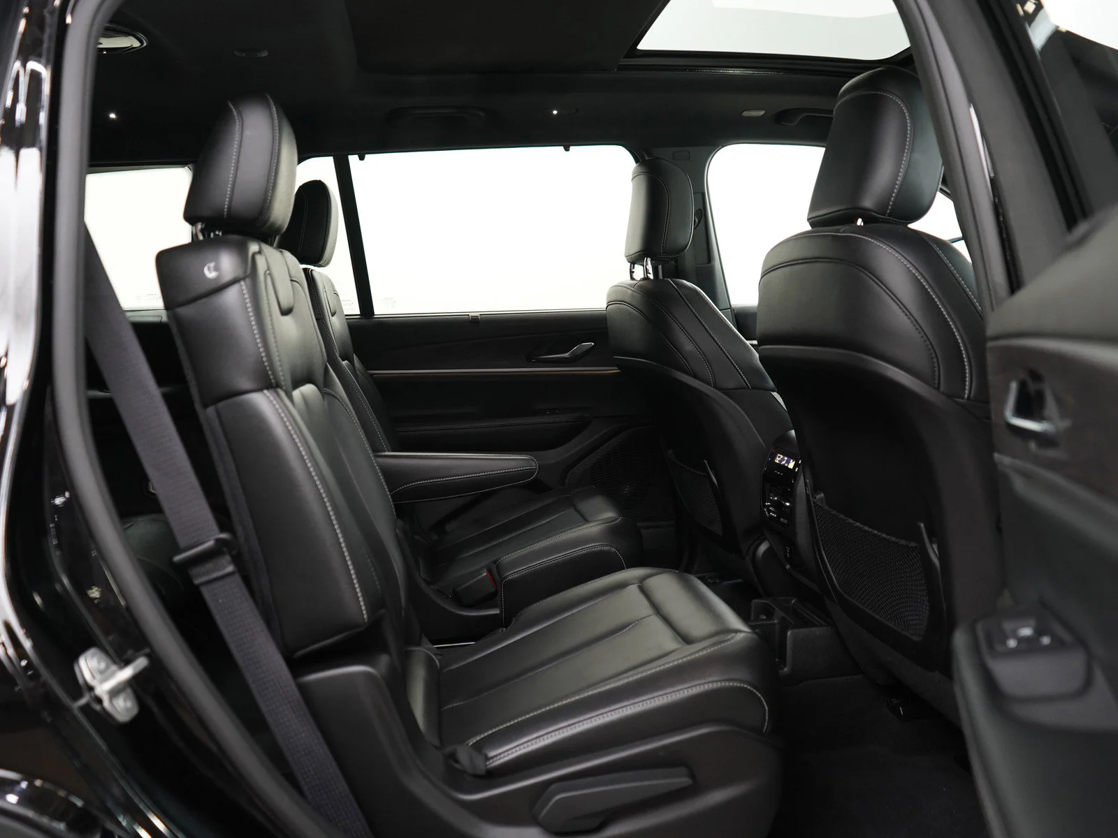 Used 2024 Diamond Black Crystal Pearlcoat Jeep Limited image 12