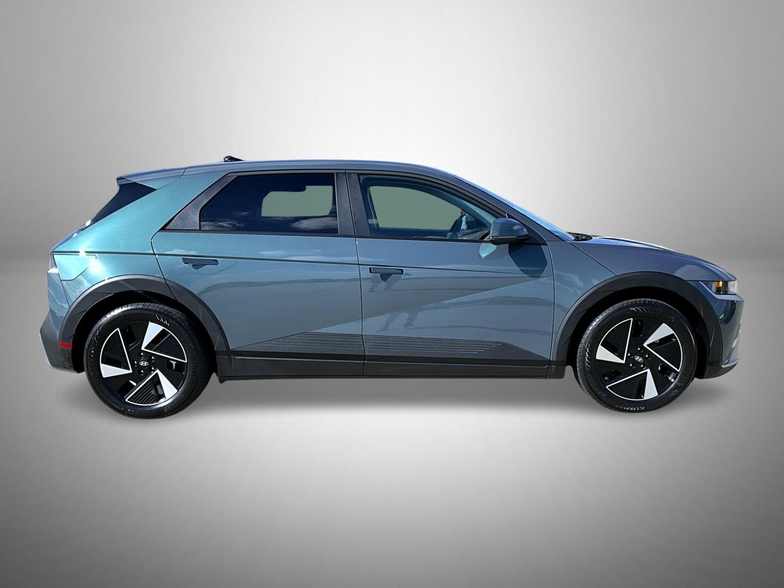 Used 2025 Green Hyundai SE image 4