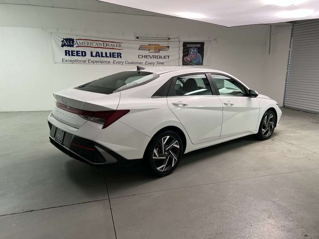 2025 Hyundai Elantra Limited - Photo 8