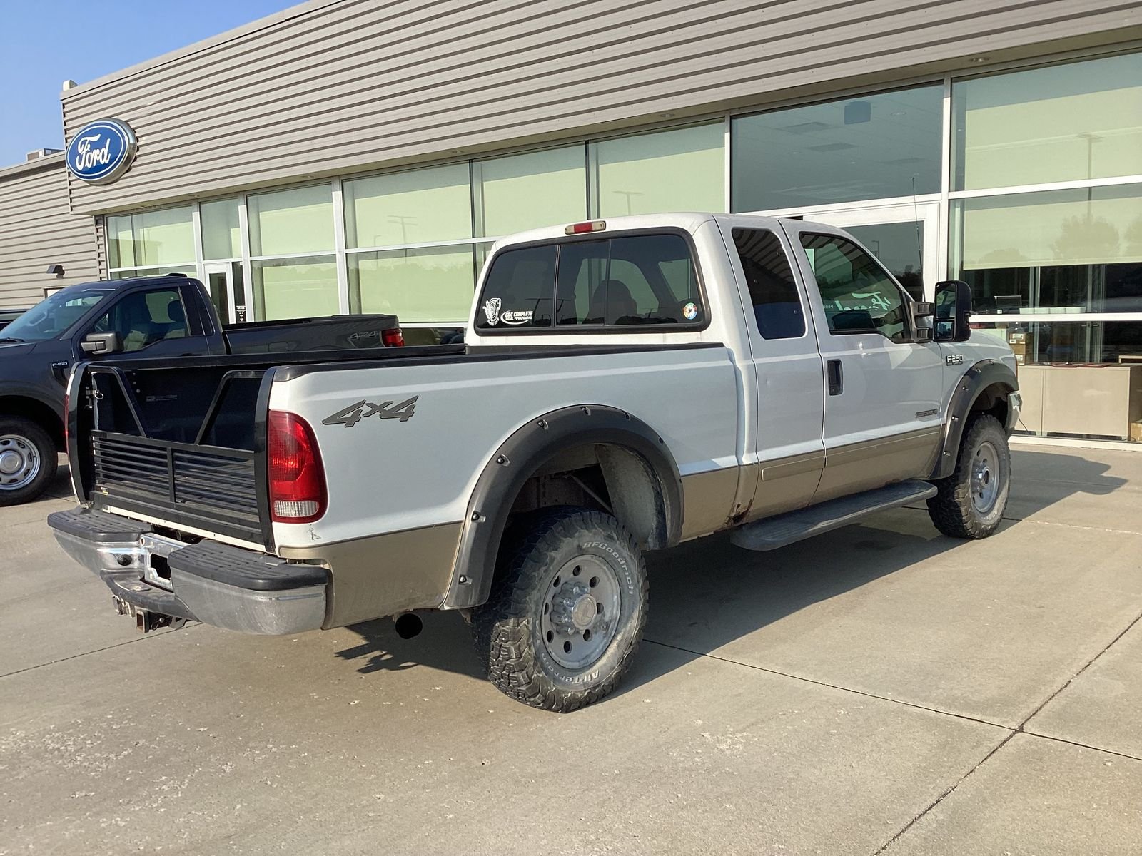 Used 2001 White Ford Lariat image 3