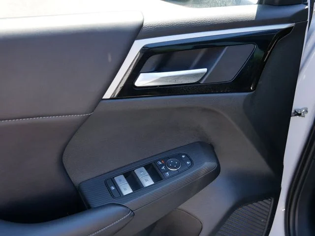 Used 2023 White Diamond/Black Roof Mitsubishi SE image 15