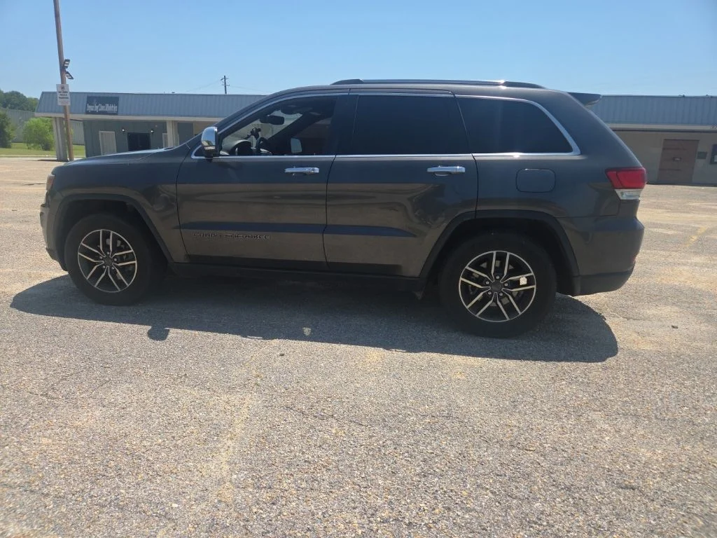 Used 2020 Gray Jeep Limited image 12