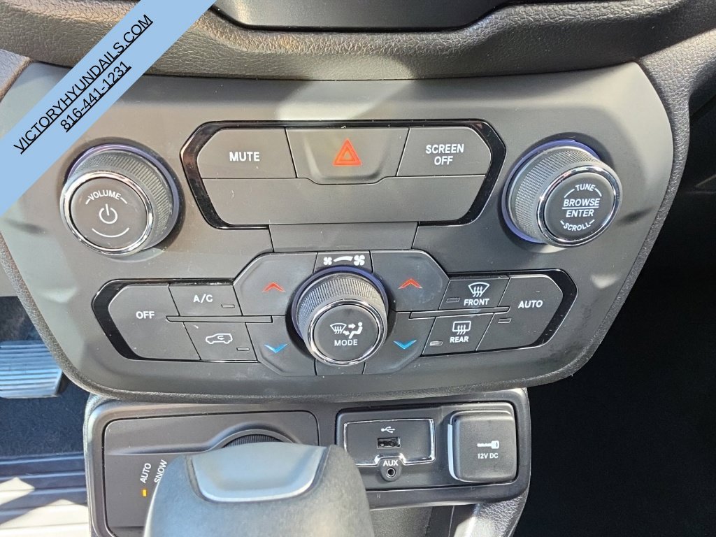 Used 2018 White Jeep Latitude image 14