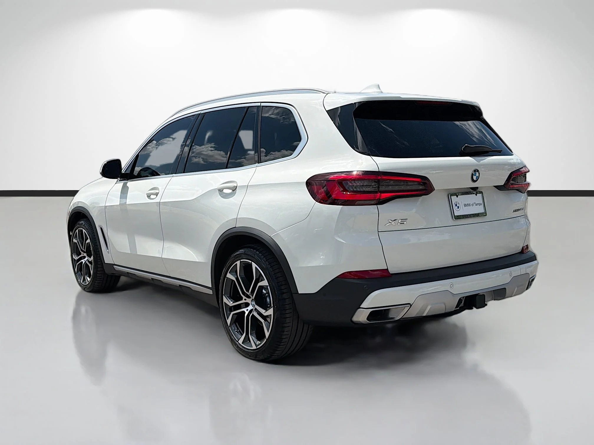 Used 2023 Alpine White BMW xDrive40i image 5