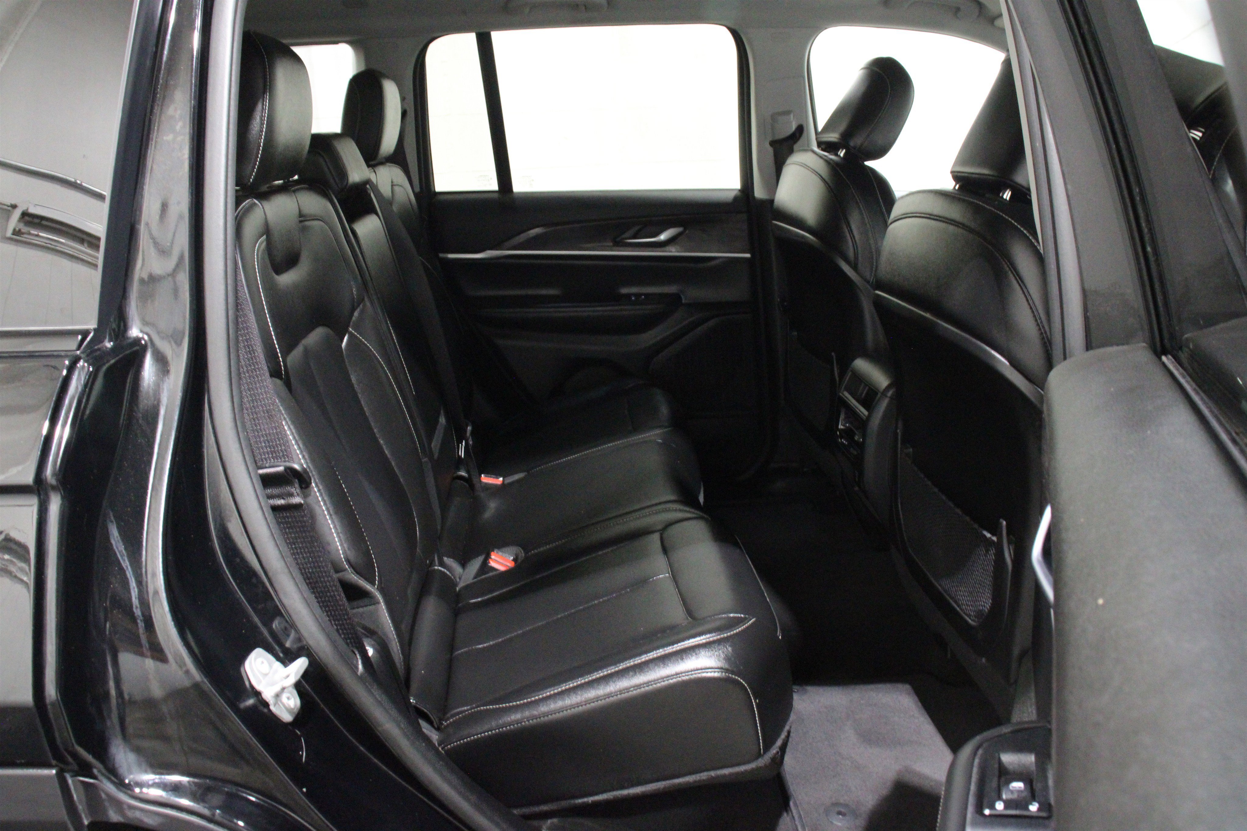 Used 2023 Diamond Black Crystal Pearlcoat Jeep Limited image 25