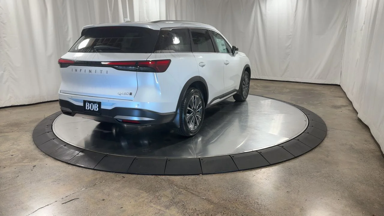 Certified Used 2026 White INFINITI LUXE image 13