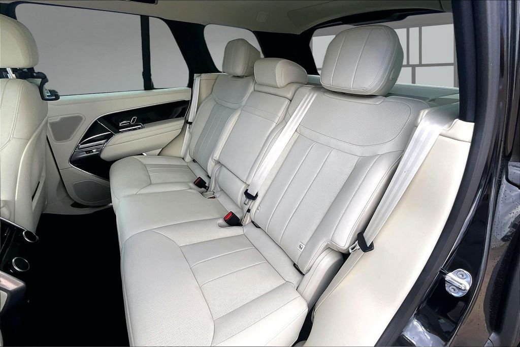 New 2026 Santorini Black Metallic Land Rover SE image 10