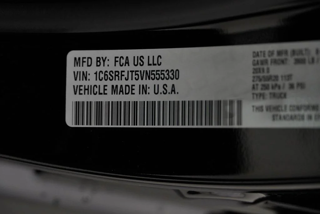 New 2027 Diamond Black Crystal Pearl-Coat Exterior Paint RAM Laramie image 39