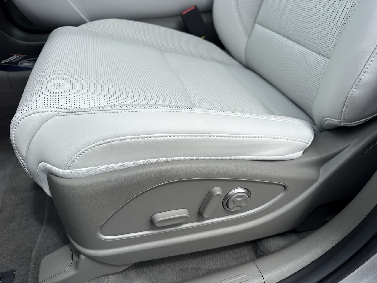 New 2027 Shimmering Silver Hyundai Blue SEL Premium 7P image 11
