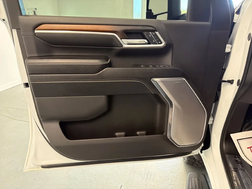 Used 2025 White GMC Denali image 11