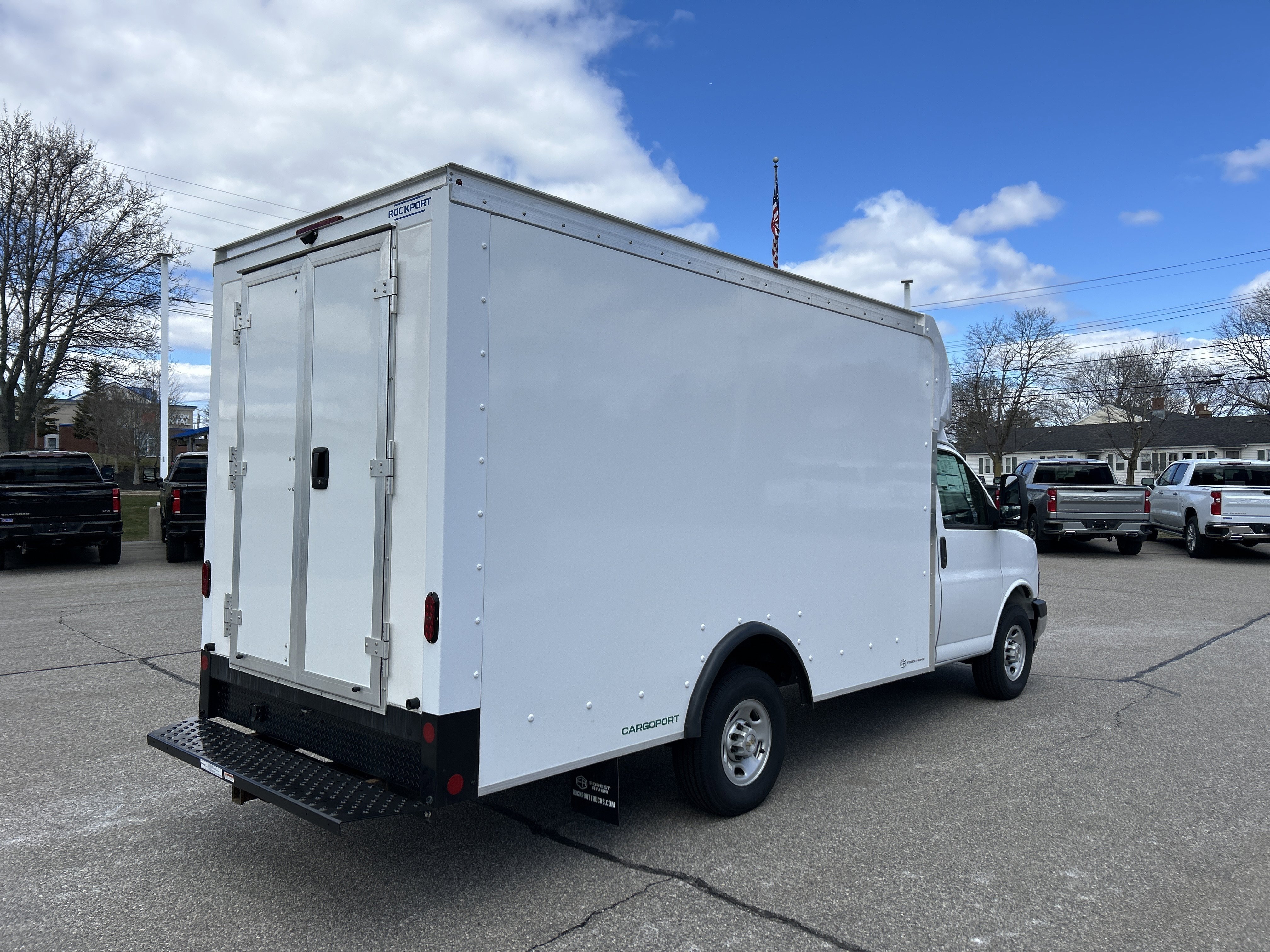New 2026 Summit White Chevrolet 1WT image 2