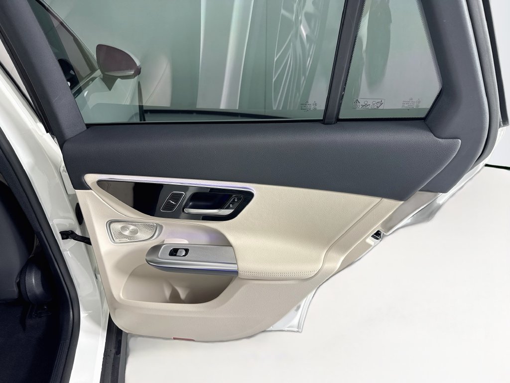 Used 2026  Mercedes-Benz GLC 300 image 27
